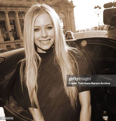 collezione chanel avril lavigne|Avril Lavigne in paris.